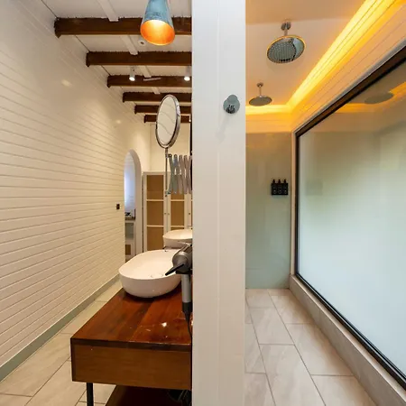 Отель Lov Adults Only